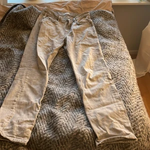 Grå lågmidjade straight jeans - Skitsnygga grå lågmidjade straight jeans från gina i strl 36! Använda fåtal gånger men i väldigt bra skick utan defekter. Säljer då de tyvärr blivit försmå för mig men de va nog de bekvämaste jeansen jag hade! Tryck gärna på köp direkt❤️❤️