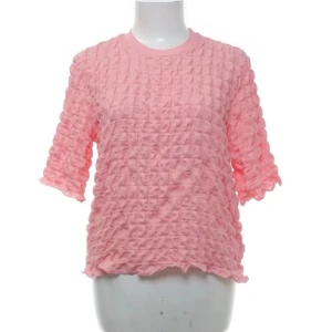 Rosa topp från Monki - Säljer en söt rosa topp från Monki 🎀 Aldrig använd och har fortfarande lappen kvar 🤍 Skriv för fler bilder 💞