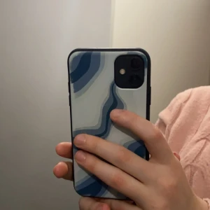Blått och vitt mobilskal för IPhone 11 - Väldigt fint skal som jag köpt och använder inte mer till iPhone 11. Den skyddar mobilen jättebra men ha helst med skärmskydd.