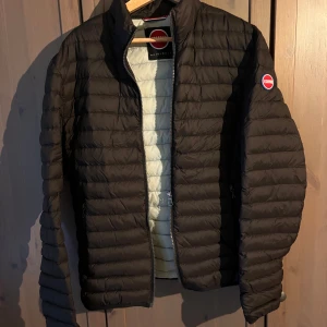 Svart quiltad jacka från Colmar - Säljer en stilren svart quiltad jacka från Colmar. Jackan har en dragkedja framtill och en diskret logga på ärmen. Perfekt för kyligare dagar med sin lätta och smidiga design. Köpt på Zalando 2021 för 3995. Använd ett fåtal gånger. Storlek 50