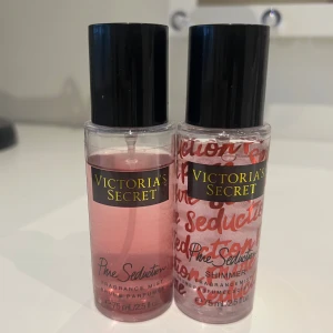 Victoria's Secret Pure Seduction Fragrance Mist - Två flaskor av Victoria's Secret Pure Seduction Fragrance Mist. Den ena är en klassisk doftmist och den andra en shimmer mist. Båda har en söt och fruktig doft med inslag av röd plommon och fresia. Se på bilden hur mycket det finns kvar💞