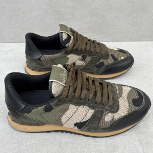 Valentino rockrunner - Ett par riktigt eftertraktade och sjukt snygga rockrunners || perfekta nu i vinter || strlk 43 || skicket är 10/10 ( riktigt fint ) || extra skosnören medföljer || hör av er vid intresse!!