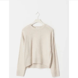 Beige stickad tröja från Gina Young  - Stickad tröja från Gina Young. Säljer då den sitter lite stort på mig. Den är i storlek 158-164 som är slutsåld.