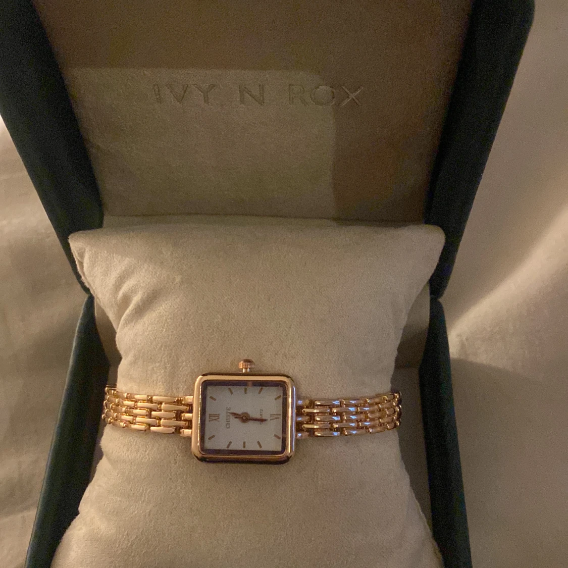 Guldfärgad klocka från Ivy N Rox - 90