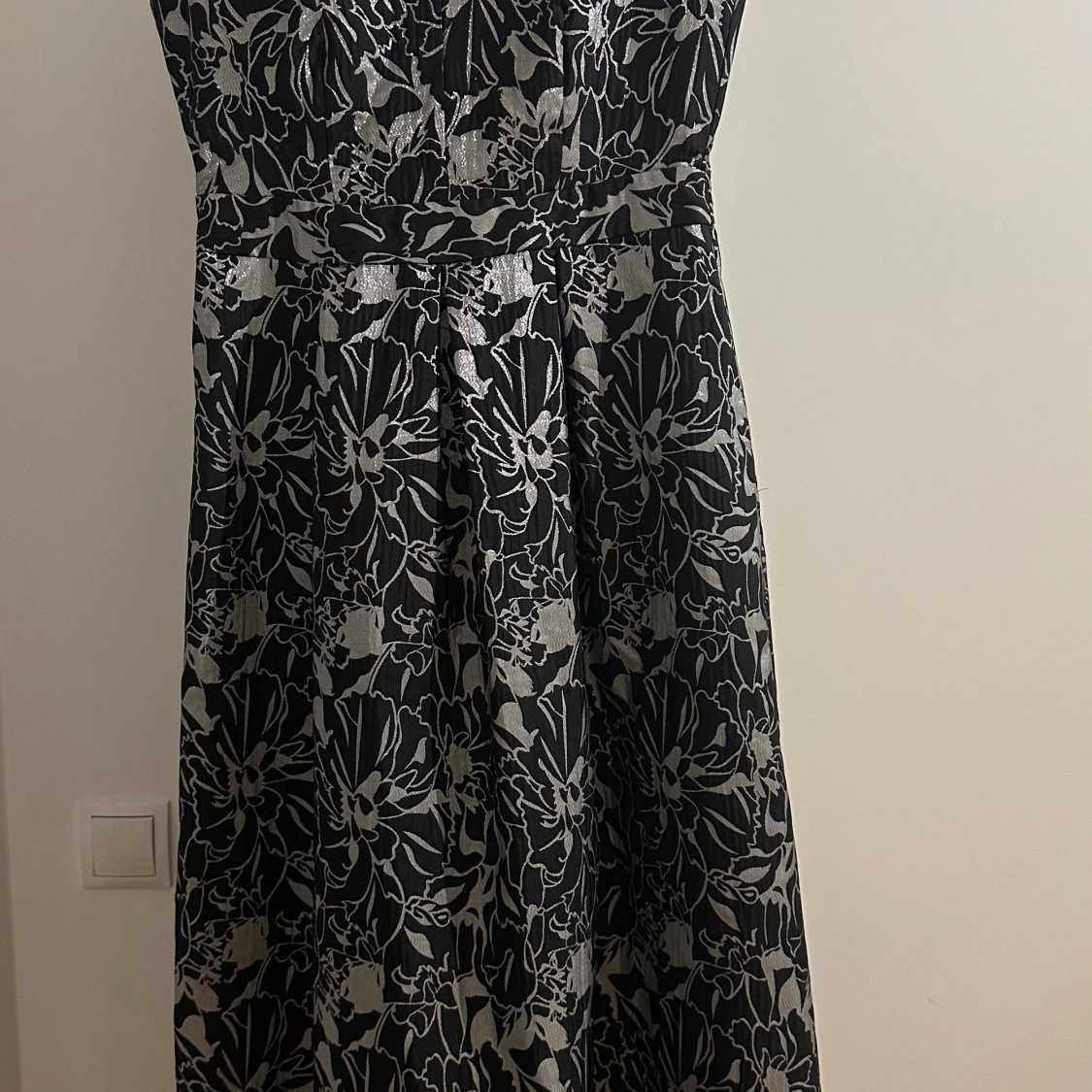 Svart och silver blommig klänning - 90