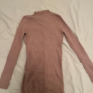 Beige ribbad tröja från SHEIN - Säljer en jättefin och skön beige ribbad tröja från SHEIN. Tröjan har en hög krage och långa ärmar. Den är i storlek S men passar även för M.