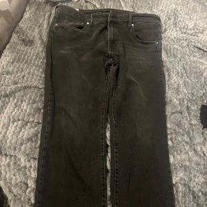 Jeans (man) - Manliga jeans från H&M i storleken 38/32. Skulle säga att dem är straight och sitter lite löst men inte för löst. Men är använda men är i bra skick!