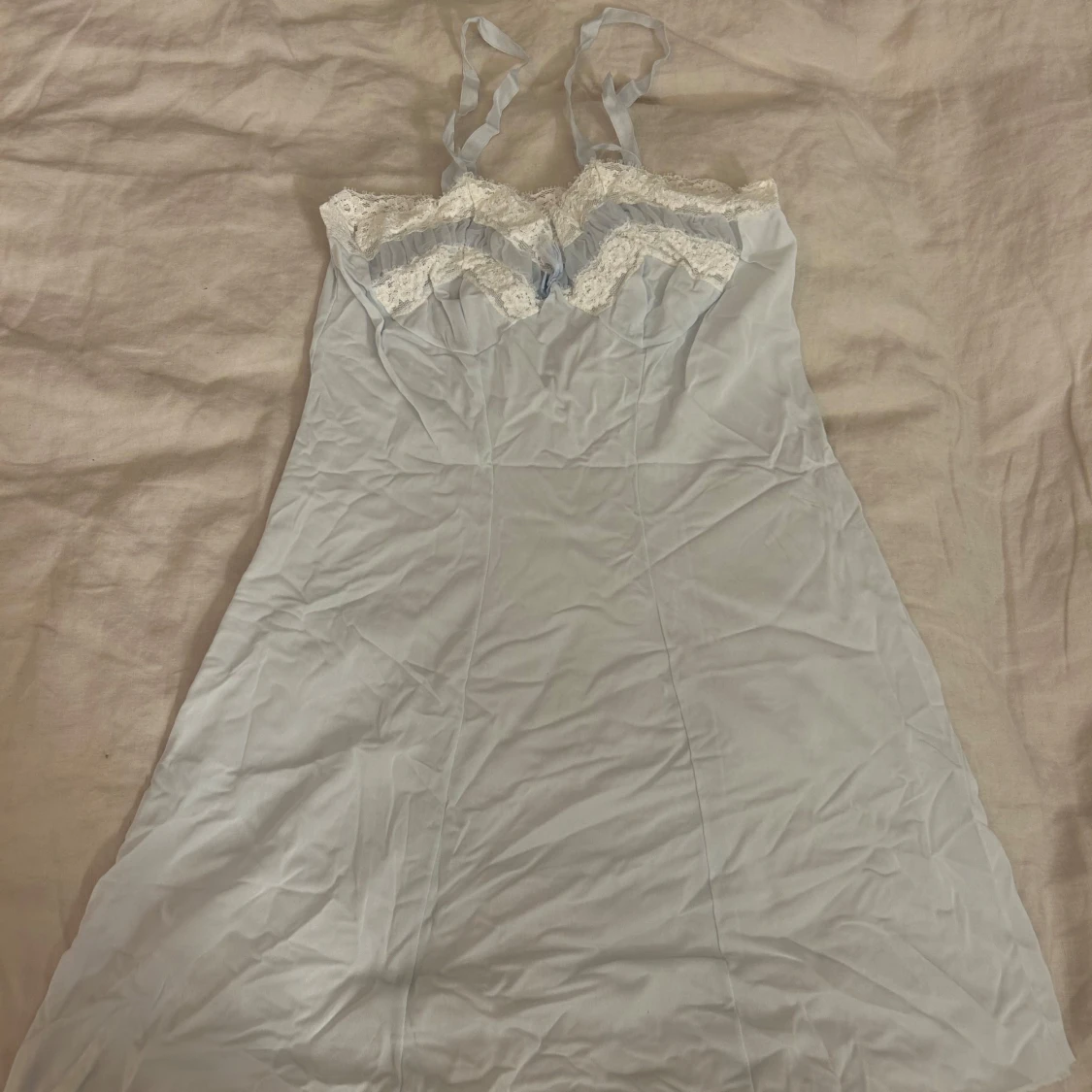 Ljusblå klänning med spetsdetaljer