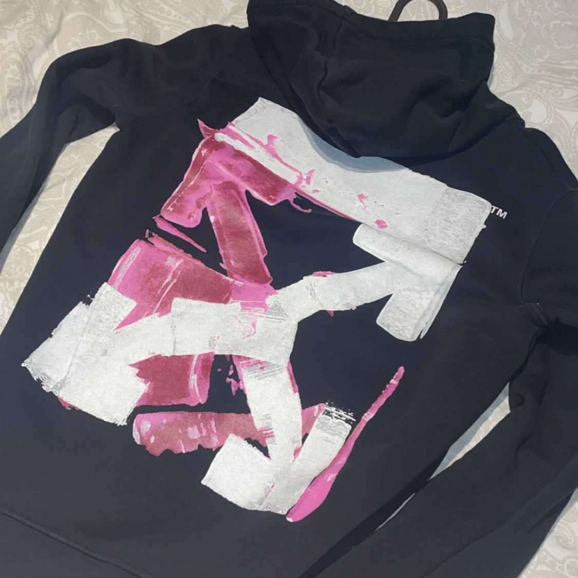 Svart hoodie med grafiskt tryck