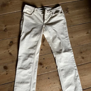 Vita jeans från Ralph Lauren - Säljer ett par stilrena créme vita jeans från Ralph Lauren. Skulle uppskatta storleken som större S eller M. Jeansen passar till både vardagen och för finare tillfällen☺️