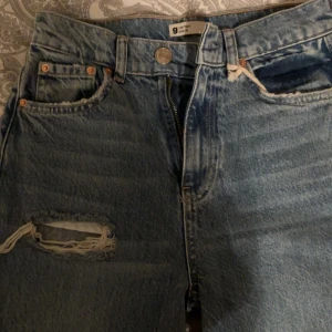 jeans - säljer ett par sprillans nya jeans ifrån ginatricot i storlek 32. kom privat vid funderingar!