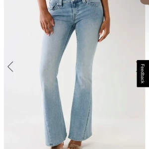Ljusblå bootcut jeans - Ljusblå truereligion jeans med snygga fickor där bak. Köpte dem för några månader sedan på lucca butiken för ca 1600. Dem är som nya och passar mig som brukar ha stl 38 eller 27/32🥰🥰