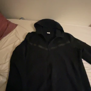 NIKE TECH FLEECE  - En Nike tech fleece tröja i storlek L passar även till en lite större M, använd tröja, ej solbränd. Har en väldigt liten fläck vid dragkedjan som kan gå bort med rätt tvättmedel, flera bilder finns om det önskas. Skulle kunna byta mot en tröja i storlek S-M