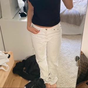 Vita jeans - Snygga vita jeans från Zara i storlek 36/S🩷🤍🩷🤍passar bra på mig som är 170!
