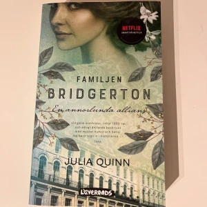 Familjen Briderton bok - Jag säljer första boken i serien om Familjen Briderton som heter ”En annorlunda allians”. Boken är skriven av Julia Quinn och handlar om Daphne och Simon. Den är på svenska och aldrig läst då jag råkade köpa dubbletter.