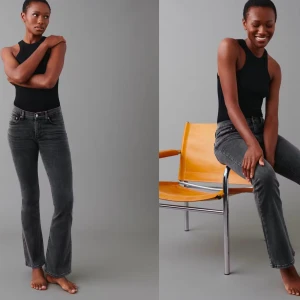 Grå petite bootcut jeans - Gråa bootcut jeans från Gina tricot i petite. Storlek: 38 Innebenslängd: 72. Passar mig som är ca 162 😻 Pris kan diskuteras! 