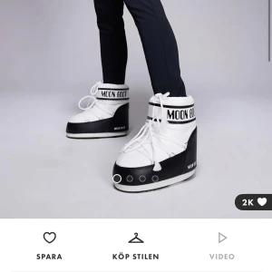 Vita Moon Boots - Vita Moon Boots med snörning. Användes förra året men har köpt de i svarta nu så använder inte dessa längre. De är använda men ändå fint skick! Orginal pris 2129kr