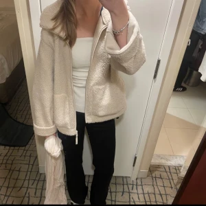 Beige teddyjacka med dragkedja - Mysig beige teddyjacka med dragkedja. Från HM i storlek L men har väldigt bra passform och sitter toppen på mig spm brukar ha storlek S. 