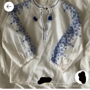 Zara blus - En fin Zara blus som passar till de mesta. Kommer inte till andvänd längre, andvänd fåtal gånger