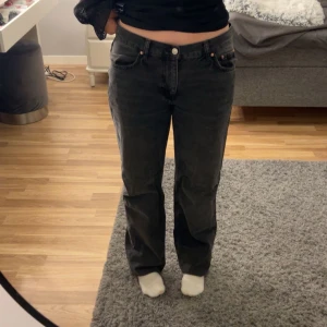 Svarta jeans från Gina tricot  - Säljer ett par svarta jeans från Gina tricot i storlek 38. De är midwaist i en straight modell. Använda väldigt få gånger