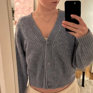 Blå ribbad kofta från weekday - Säljer en snygg blå ribbad kofta med knappar framtill. Som ny, från Weekday i storlek xs!!💓