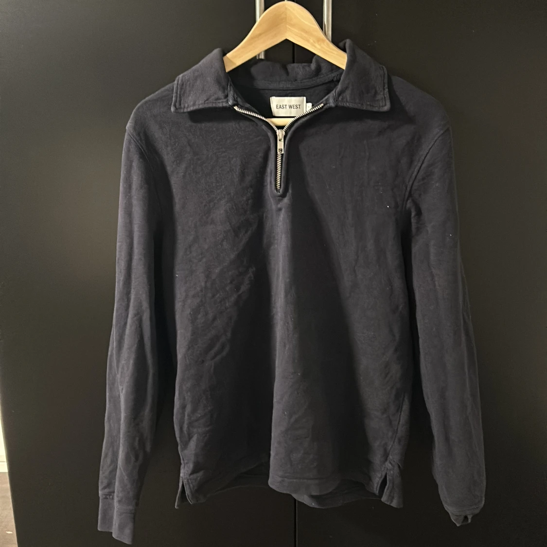 Mörkblå tröja med dragkedja från East West