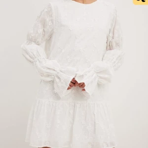 Studentklänning  - Superfin klänning från NA KD som både passar till student och till annat, använd en gång på midsommar💗Egna bilder finns 