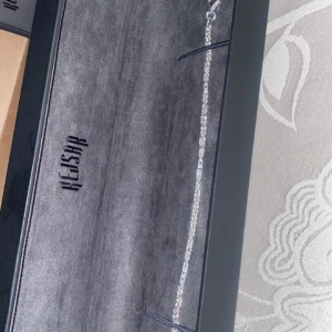 Silverfärgat halsband från Kejsar  - Elegant silver 925 armband från Kejsar. Perfekt för att lägga till en touch av stil till din outfit. Armbandet kommer i en snygg förpackning. Och är aldrig använt 