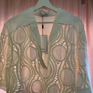 Rodebjer blus *Oanvänd ny* - Fin blus från Rodebjer i storlek L. Aldrig använd med lappen kvar. Nypris 2599:-. Hör av er vid frågor. 