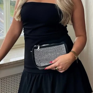 Svart festlig klänning  - Super söt svart klänning från missäy, ny köpt med lappen kvar, aldrig använd. I storlek xs/s. Nypris 399. Mitt pris 350 men kan definitivt diskuteras💕