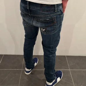 Dondup Jeans George  - Storlek 33! My pris 4000 kr! Säljs för 849 kr! Modellen är destroyed 