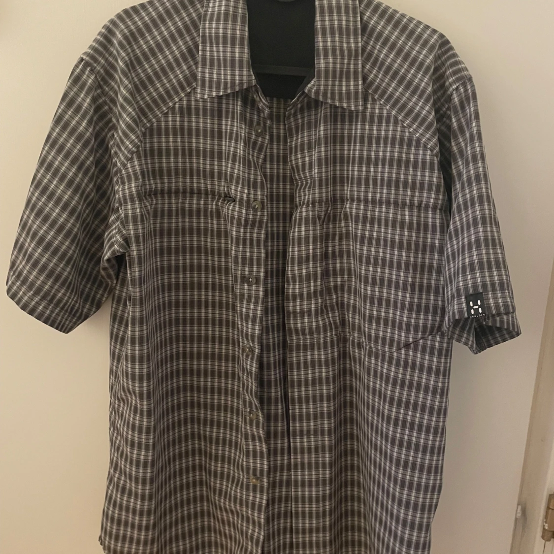 Grå och vit rutig skjorta