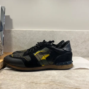 Valentino Rockrunner sneakers - Tja säljer dessa skor i storlek 42. Det finns tecken på att dem är använda. Säljer för 1250. Köparen står för frakten✅