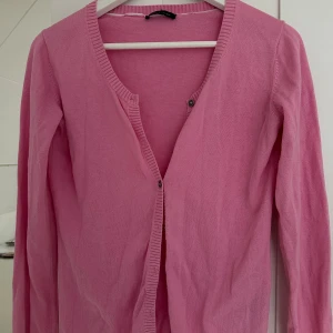 Rosa kofta från Tommy Hilfiger🩷 - Säljer en söt rosa kofta från Tommy Hilfiger. Den har långa ärmar och knappar framtill. Perfekt för att lägga till en färgklick i din garderob! Den har används väldigt mycket innan, men nu används den inte alls💗