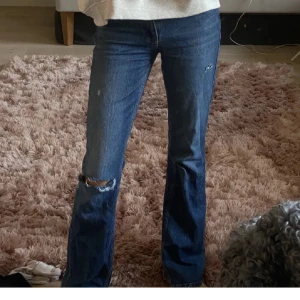 Fina Gina jeans - Super fina jeans från Gina Tricot i modellen full lenght , hålen har gjort själv och byxan är i super skick inte använd mycket