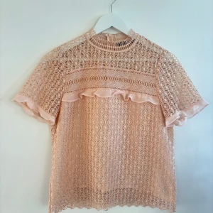 Rosa blus Zara - Underbar rosa blus från Zara med volanger🩷