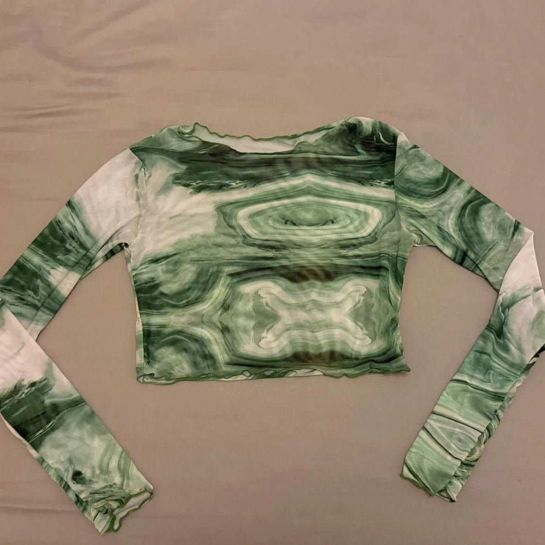 Grön och vit mesh mönstrad croppad topp