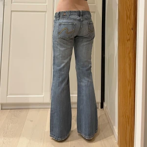 Lågmidjade bootcut jeans🤩 - Midja 42 cm rakt över, gren 19,5 cm och innerben 76 cm💕jae 169 och xs-s o de e för korta och förstora i midjan (håller in på bilderna). Märkta W30/L30 men uppskattar till S-M