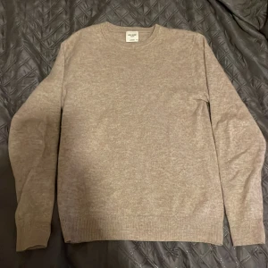 Beige kashmirtröja från John Henric - Säljer en mjuk och stilren beige kashmirtröja från John Henric. Tröjan har en klassisk rund hals och långa ärmar, perfekt för kyligare dagar. Den är ribbad vid ärmslut och nederkant för en snygg passform. Varan är köpt för 2200kr för 3 månader sedan har knappt används pågrund av att jag växte ur den ganska snabbt. Storleken är XS men passar även S
