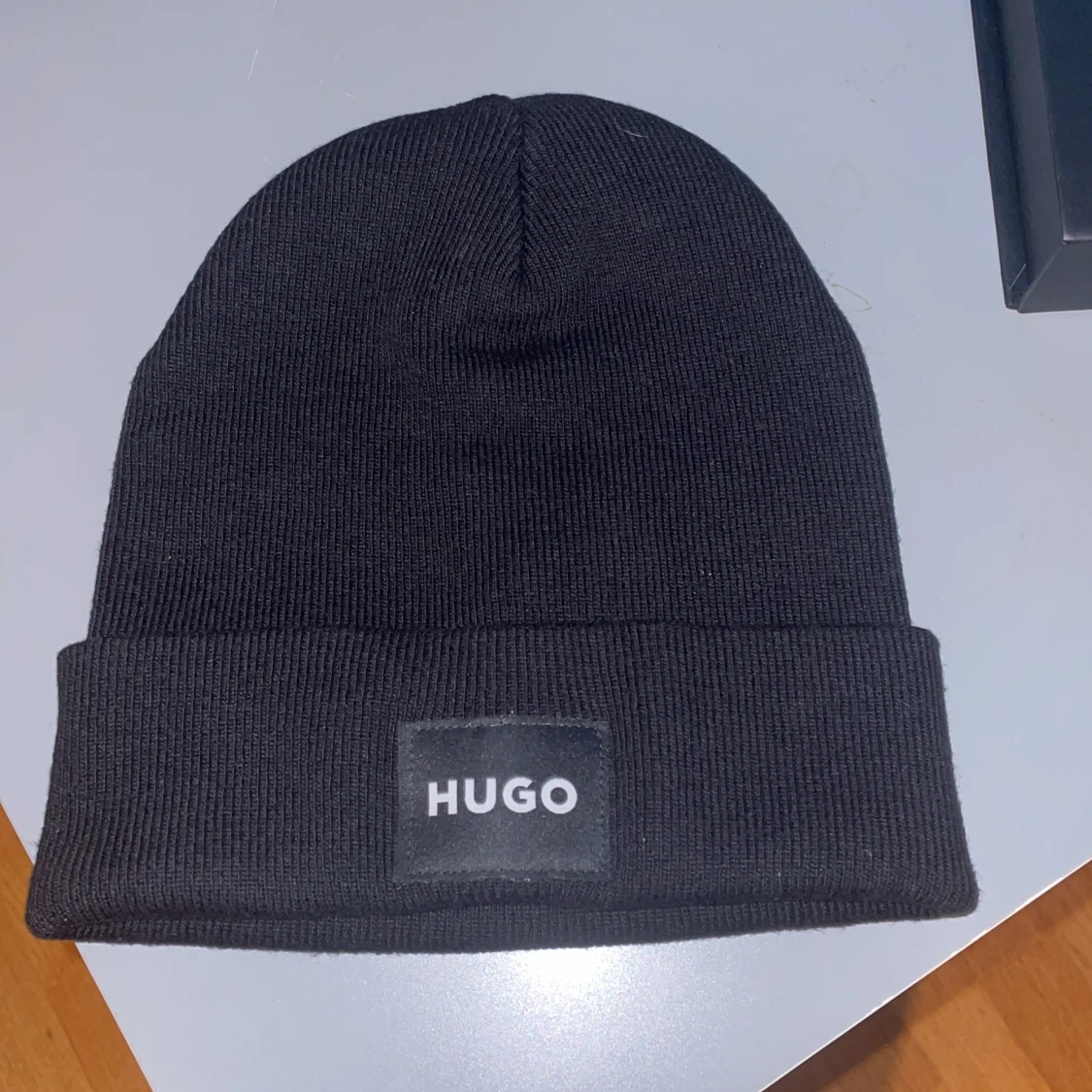 Svart mössa från Hugo boss