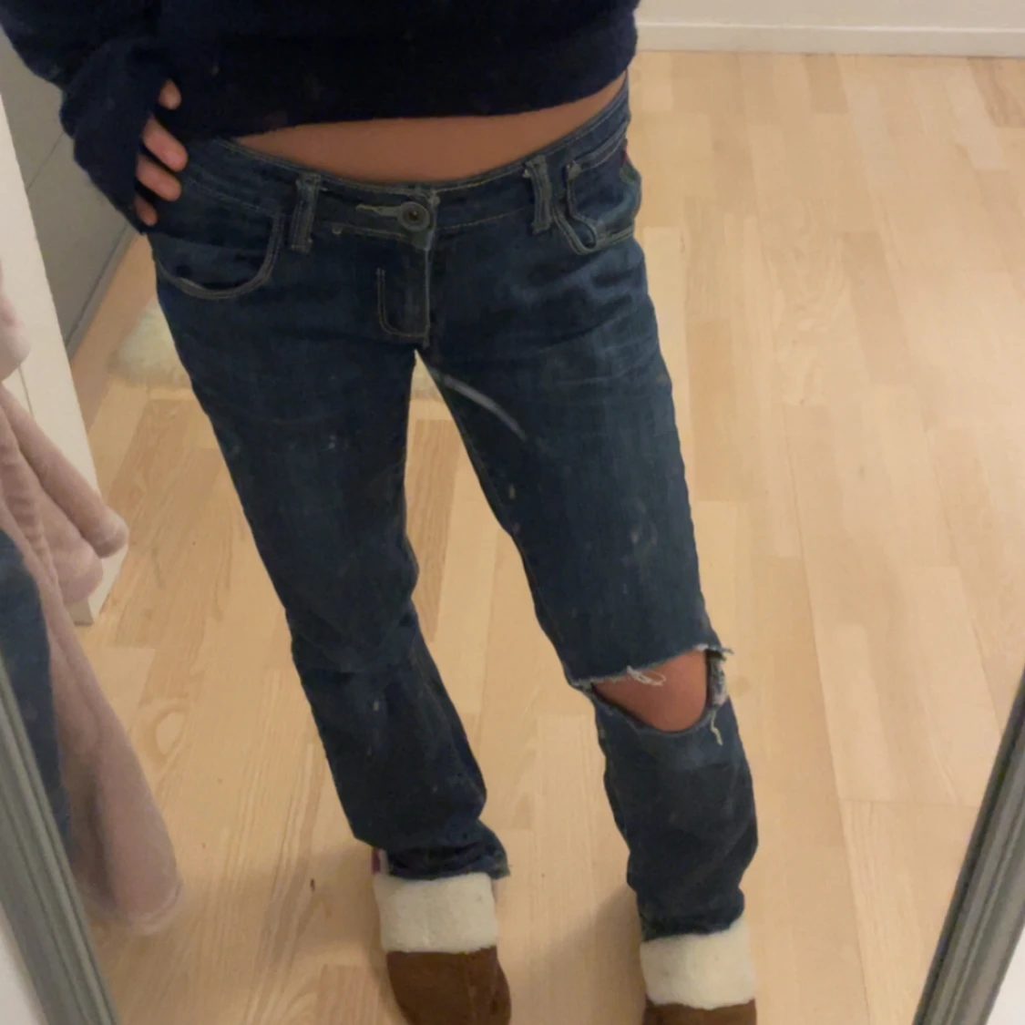 Jätte fina mörkblåa jeans med ett hål💕