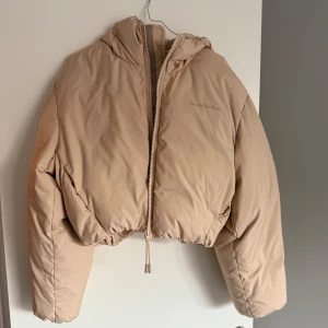 Acne Studios pufferjacka - Säljer en fantastiskt snygg acne studios pufferjacka i mycket ny skick. Den är använd en gång, då jag blev gravid 2022 när jag köpte den och har inte kunnat använda den sen dess 🥲 Jättevarm och skön. Köpte den 2022 för 11000 kr. 