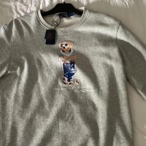 Grå sweatshirt från Polo Ralph Lauren - Säljer denna Ralph Lauren polo bear edition, helt ny med lapp kvar, den är storlek L slim fit