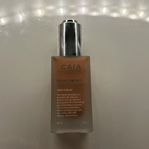 CAIA Dewy drops  - HELT NY Caia Dewy Drops i färg 40C. Nyansen var tyvärr för mörk för mig och retur ej tillgängligt. Den är endast testad EN gång och sedan dess helt orörd, inprincip SOM NY.Nypris 345kr mitt pris 300kr. Hoppas denna kommer till användning hos någon annan🫶🏾