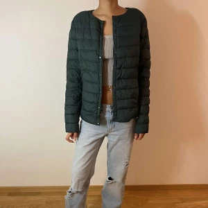 Mörkgrön  jacka - Snygg svart quiltad jacka med knappar framtill. Perfekt för lätta kyliga dagar. Jackan har en normal passform och långa ärmar. Storlek L men som ni ser sitter den mera som en S💓💓