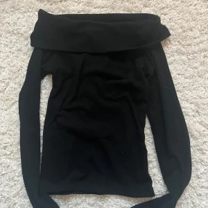 Off-shoulder topp - Står ingen storlek men passar mig som oftast har xs, inga tecken på användning 