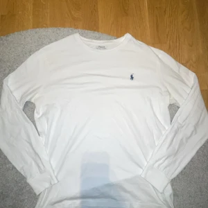 Ralph lauren tröja vit  - Använd lite grann men bra skick dålig bild för den är inte strykt 