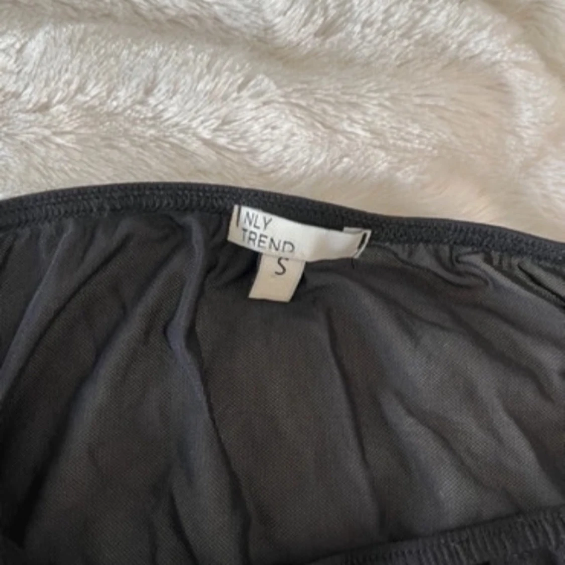 Svarta off shoulder  meshtopp från Nelly  - 91