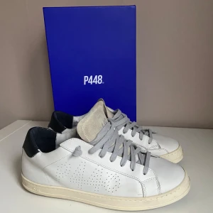 P448 skor - Säljer dessa feta skor från märket P448! Skick 9/10, använts fåtal gånger och har inga defekter. Nypris 3000kr, mitt pris endast 1199kr. Originalbox medföljer vid köp! Hör av er vid funderingar.