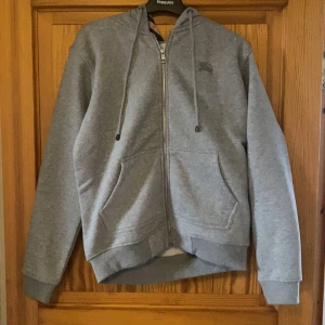 Burberry zip grå - Säljer en stilren  burbery zip helt ny storlek M men kan passa S